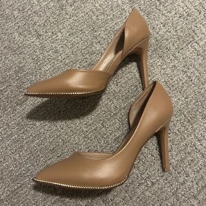 Nude pumps